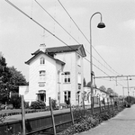 150769 Gezicht op de perronzijde van het N.S.-station Velp te Velp.